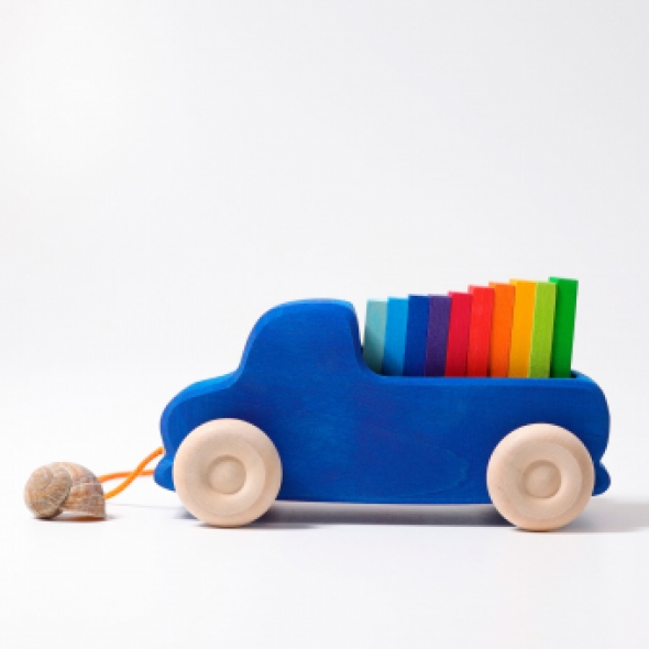 Vrachtwagen met gekleurde plankjes