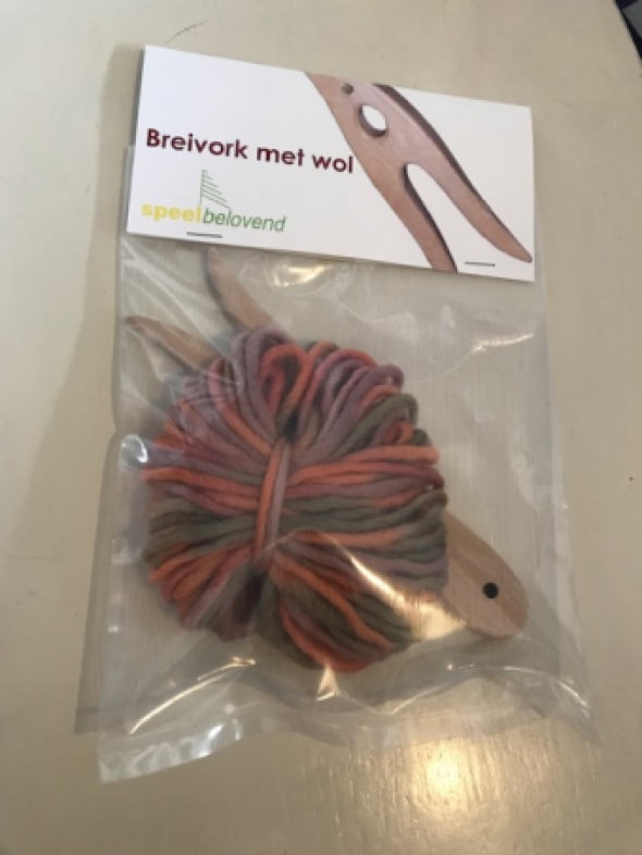 Breivork met gekleurde wol