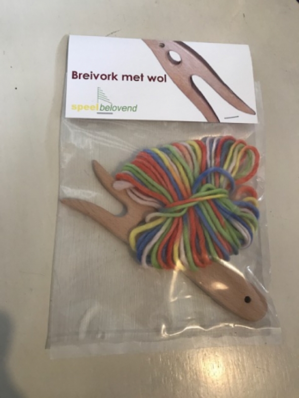 Breivork met gekleurde wol